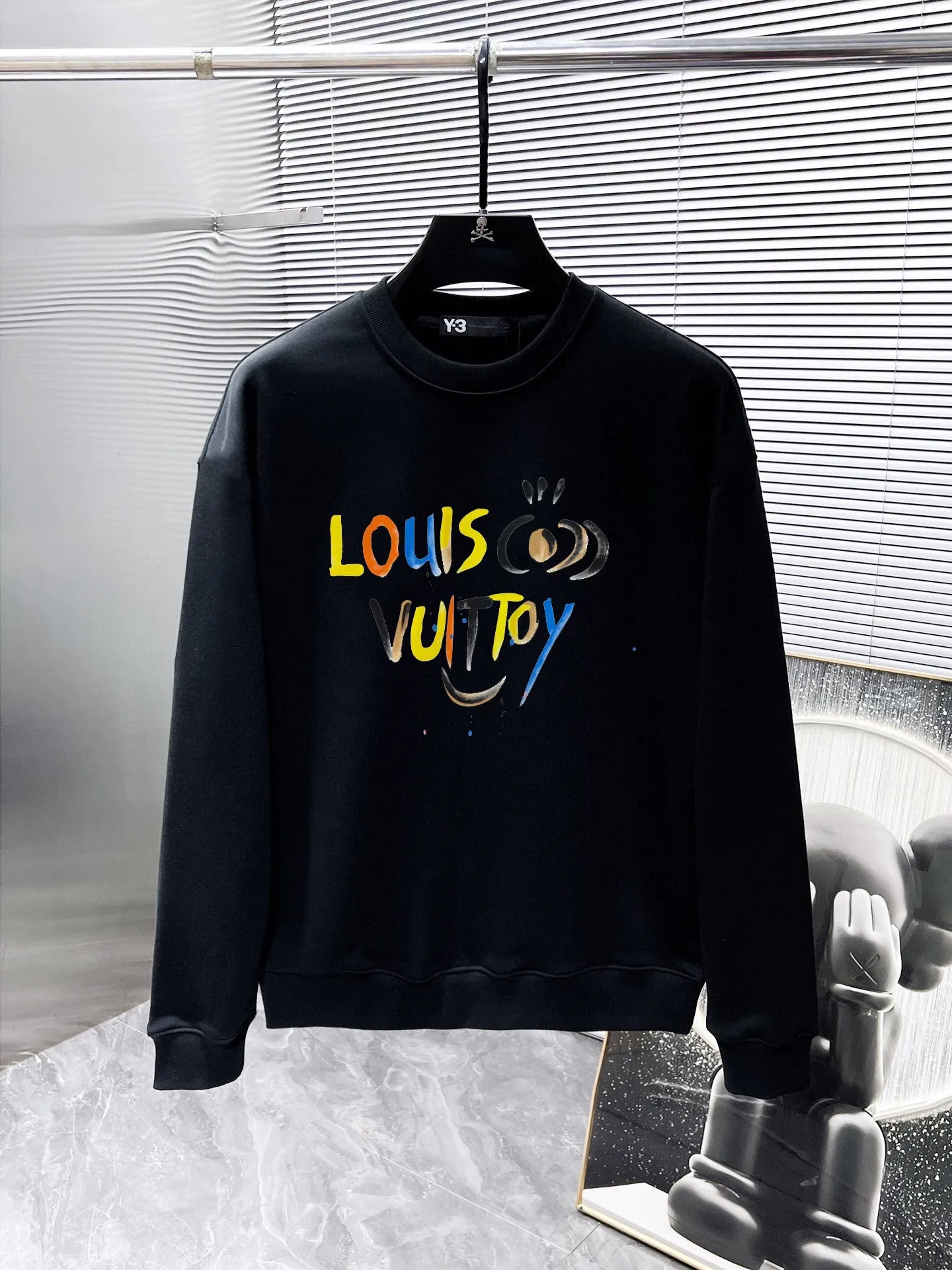 🅿️220 brand [LV Louis Vuitton] (good news for fat people) 2025ss autumn latest long-sleeved round-neck sweatshirt, on sale simultaneously on the official website. Refreshing and breathable. Made of top Tencel Roman. Comfortable and soft. 3D three-dimensional clarity. Super fashion sense. Great for gifting and keeping for yourself. Size: M-5XL (can wear up to 220 pounds)